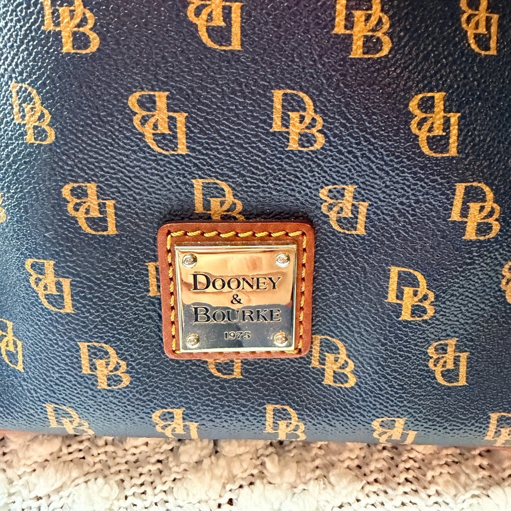 Dooney and Bourke Gretta Shoulder EUC Classic Old Money Bag Navy - Picture 3 of 13